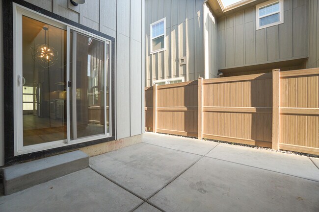 Building Photo - 150 N Edgewood Ln