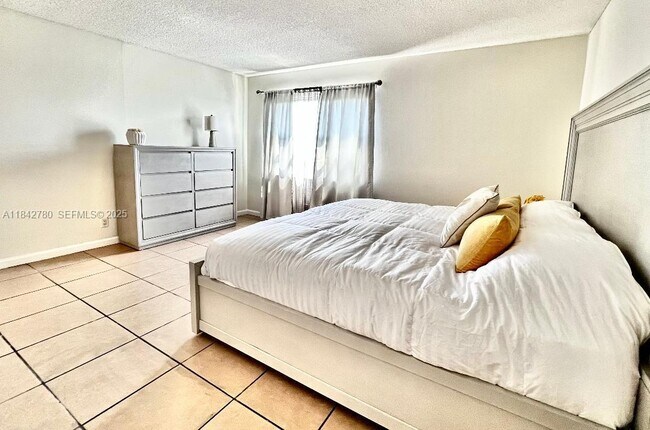 Building Photo - 401 Golden Isles Dr