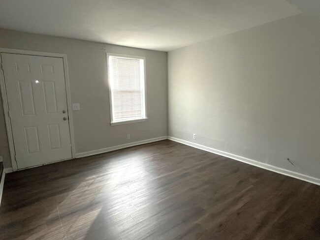 Building Photo - 2 Bedroom Home Minutes from Downtown!