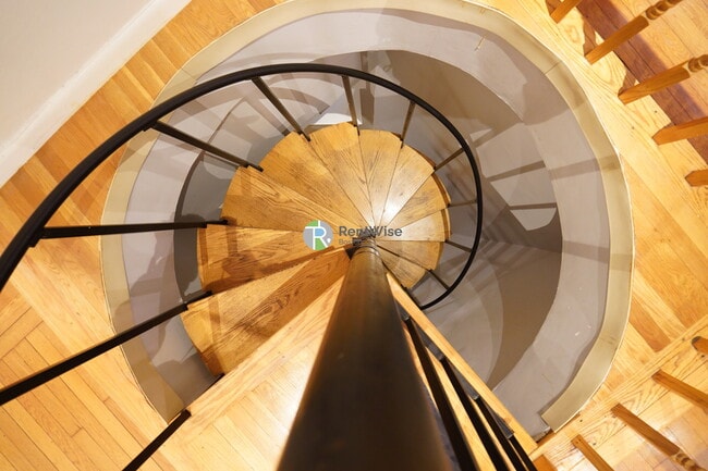 Building Photo - 452 Park Dr