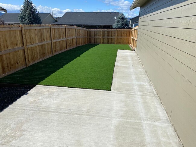 Building Photo - Newer Home for Lease! 3br 3ba - FIRST MONTH’S RENT HALF-OFF