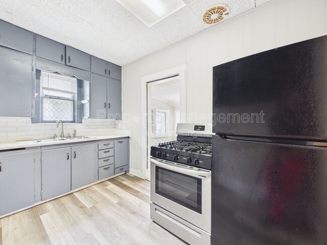 Building Photo - 1222 S 40th St