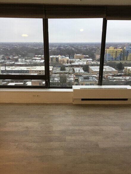 Building Photo - 5445 N Sheridan Rd
