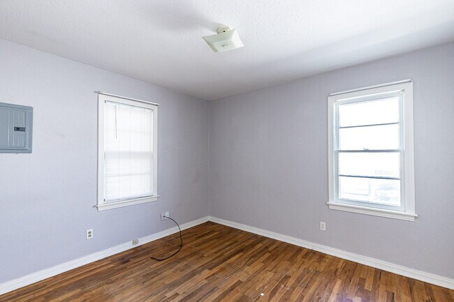 Building Photo - 2-Bedroom Home - Cozy 705 sq ft Oasis with...