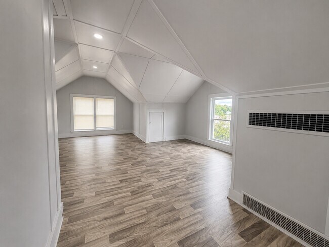 Building Photo - 27 2nd St