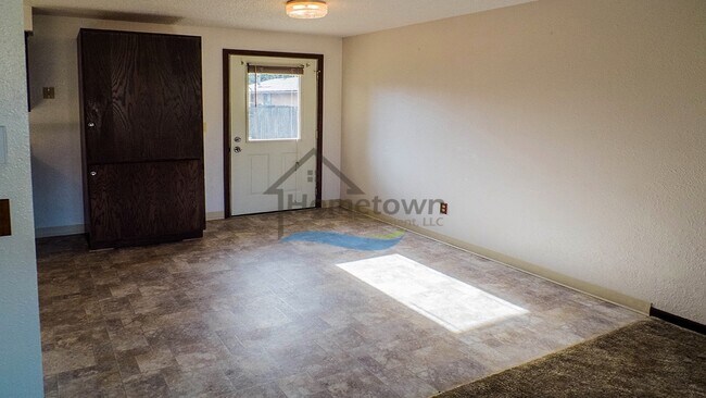Building Photo - 3 Bed 1.5 Bath with Garage & Fenced Yard