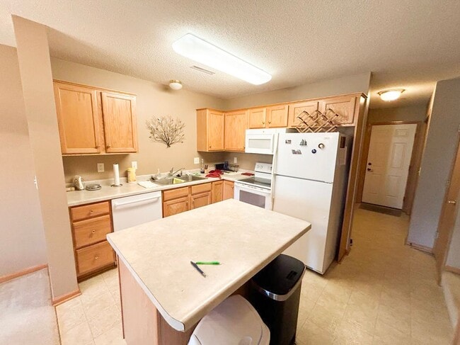 Building Photo - Townhome in Quiet NW Rochester Neighborhood!