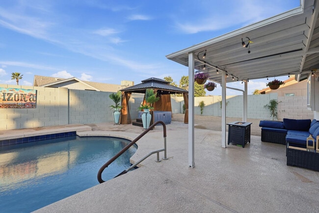 Building Photo - 7926 W Dahlia Dr