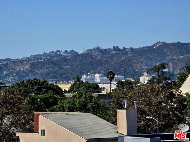 Building Photo - 5030 Rosewood Ave