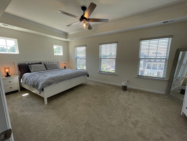 Building Photo - Huntington Pointe