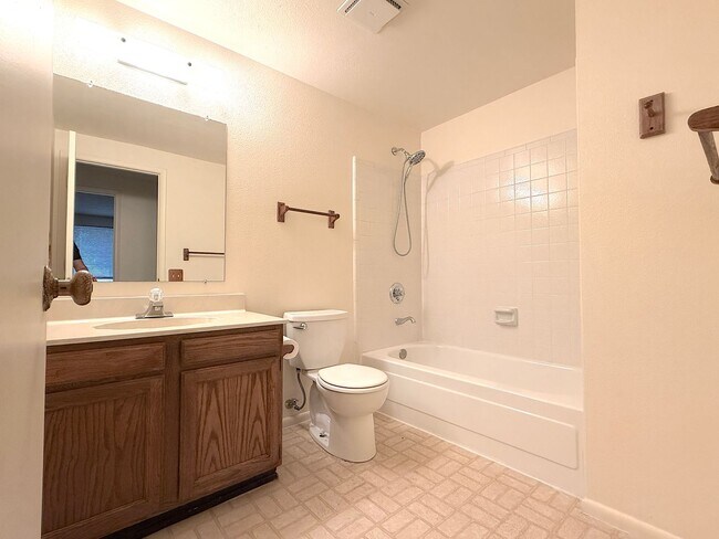 Building Photo - 2126 N Villas Ln