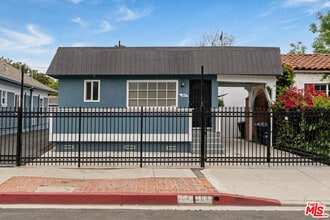 Building Photo - 384 N San Vicente Blvd