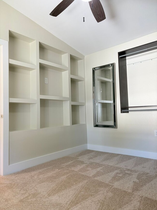 Building Photo - Refreshed North St Pete 4 Bedroom Home