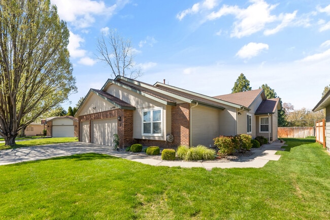 Building Photo - 10490 W Wildrose Ct