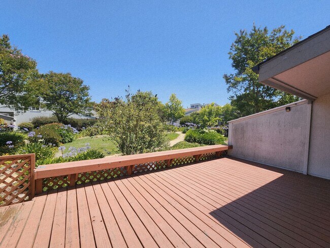 Building Photo - Spacious & bright 3 bedroom 2 bath home in...
