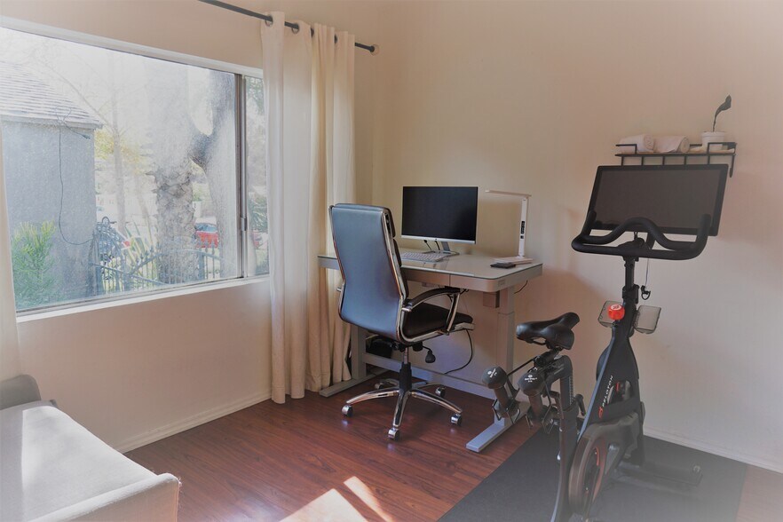 Bonus room as office - 3829 Glenfeliz Boulevard