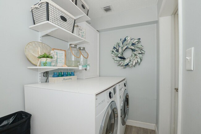 Building Photo - 110 SW Hideaway Pl