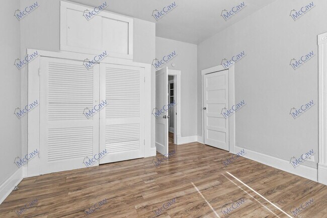 Building Photo - 419 N Grand Ave