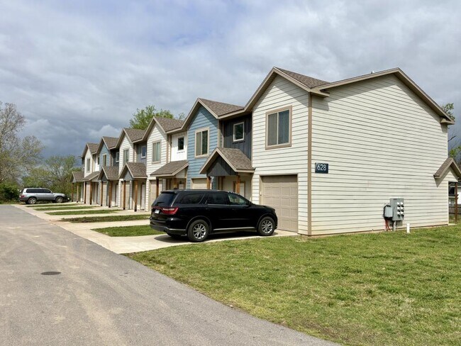 Building Photo - 628 N College St