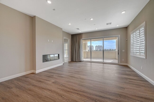 Building Photo - Mira Villa