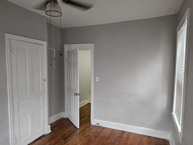 Building Photo - 1528 W Oakdale St