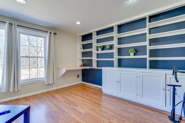 Building Photo - 7913 Central Park Cir