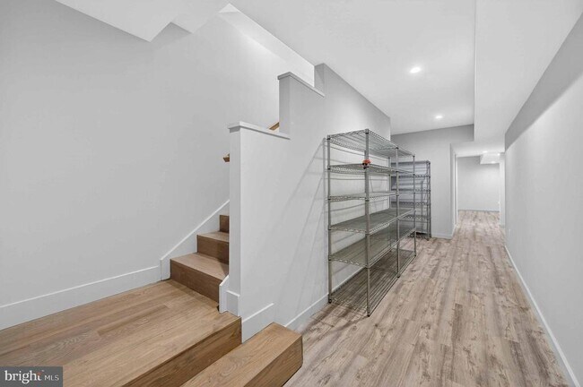 Building Photo - 911 S Oak St