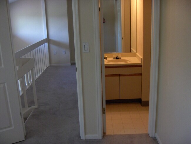 Building Photo - "Charming 2-Bed, 2-Bath Condo Retreat in B...