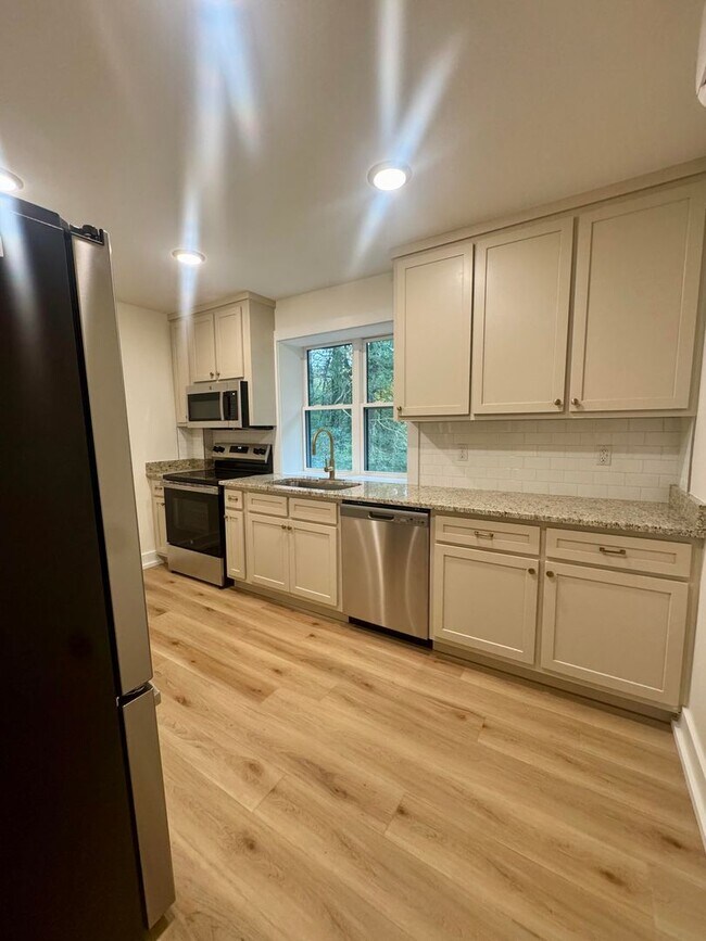 Building Photo - 2113 W Madison Ave