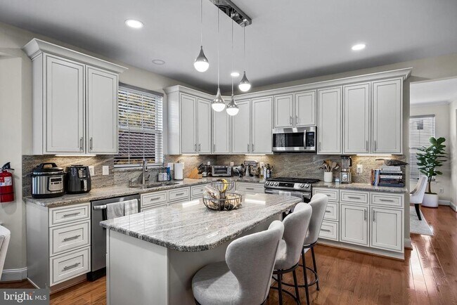 Building Photo - 7 Madison Ct