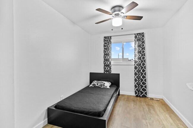 Building Photo - 422 Gainsborough Ct