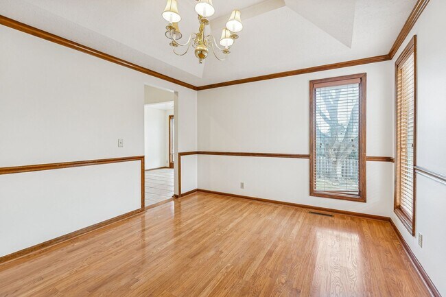 Building Photo - Spacious Northwest Omaha 3-Bedroom!!