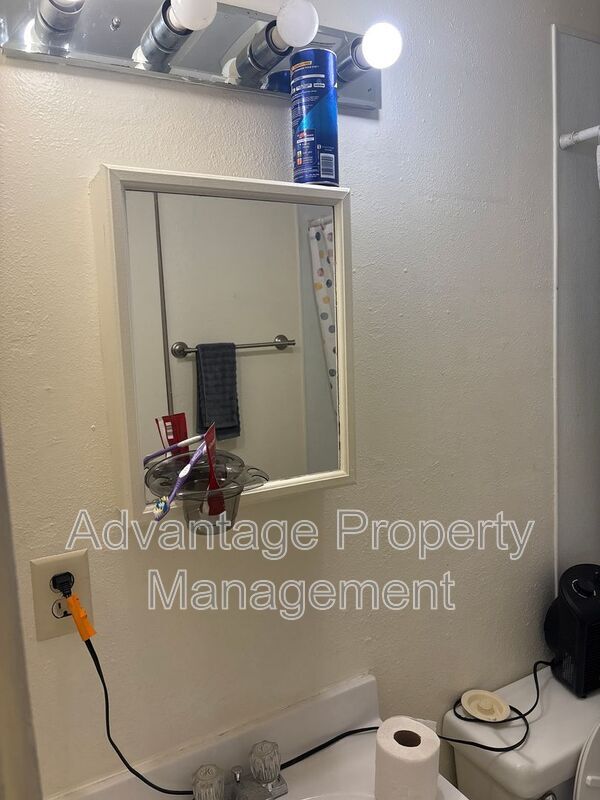 Building Photo - 146 SW Cottage St