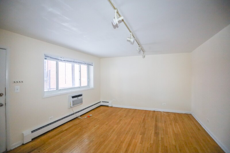 Building Photo - 945 W Wellington Ave