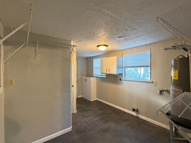 Building Photo - THREE BEDROOM TWO BATH TWO CAR GARAGE