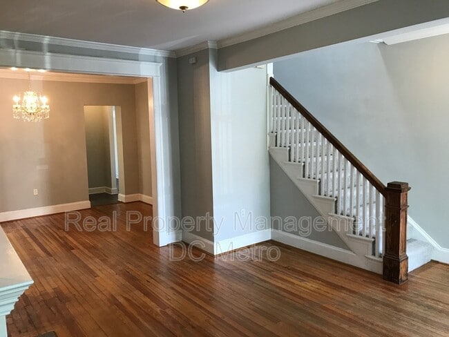 Building Photo - 309 9th St NE