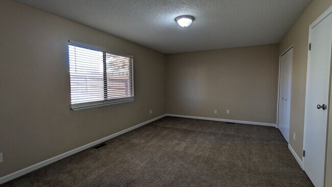 Building Photo - SPACIOUS TWO STORY 3 BED/2.5 BATH WITH FENCED BACKYARD IN CUL-DE-SAC!