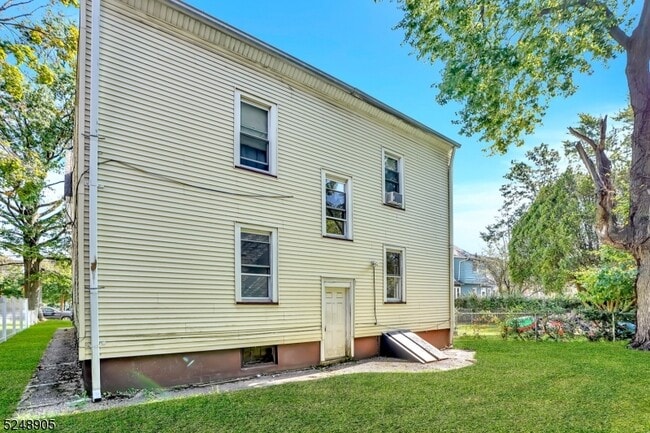 Building Photo - 706 Chestnut St