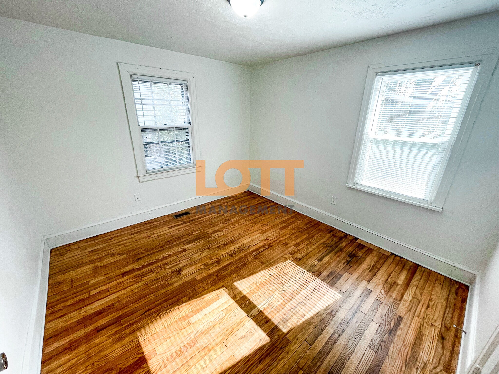 Building Photo - 10 Lowndes Ave