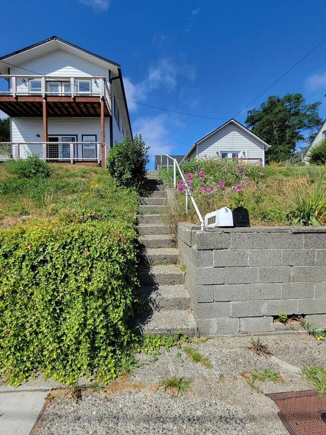 Building Photo - Remodeled, bright and spacious 3 bed close to ferries and base