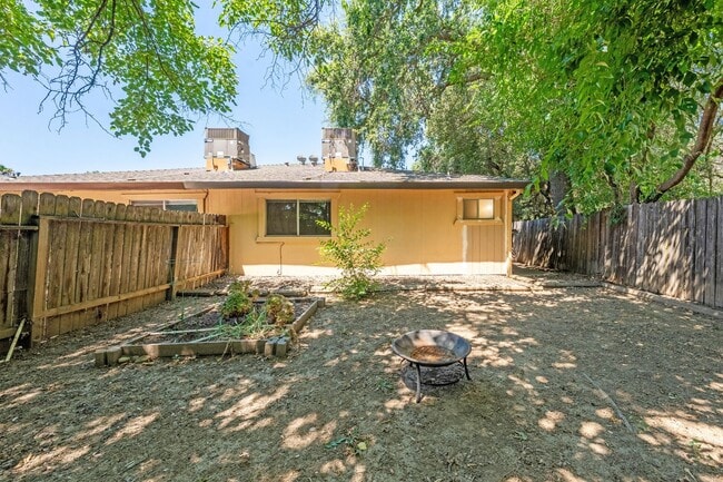 Building Photo - 4830 Suncrest Way