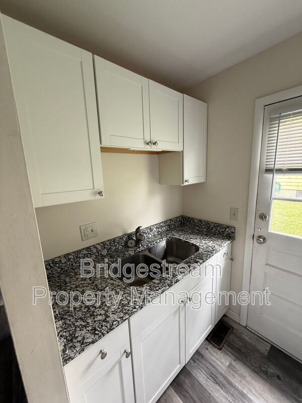 Building Photo - 4352 Sunray Rd