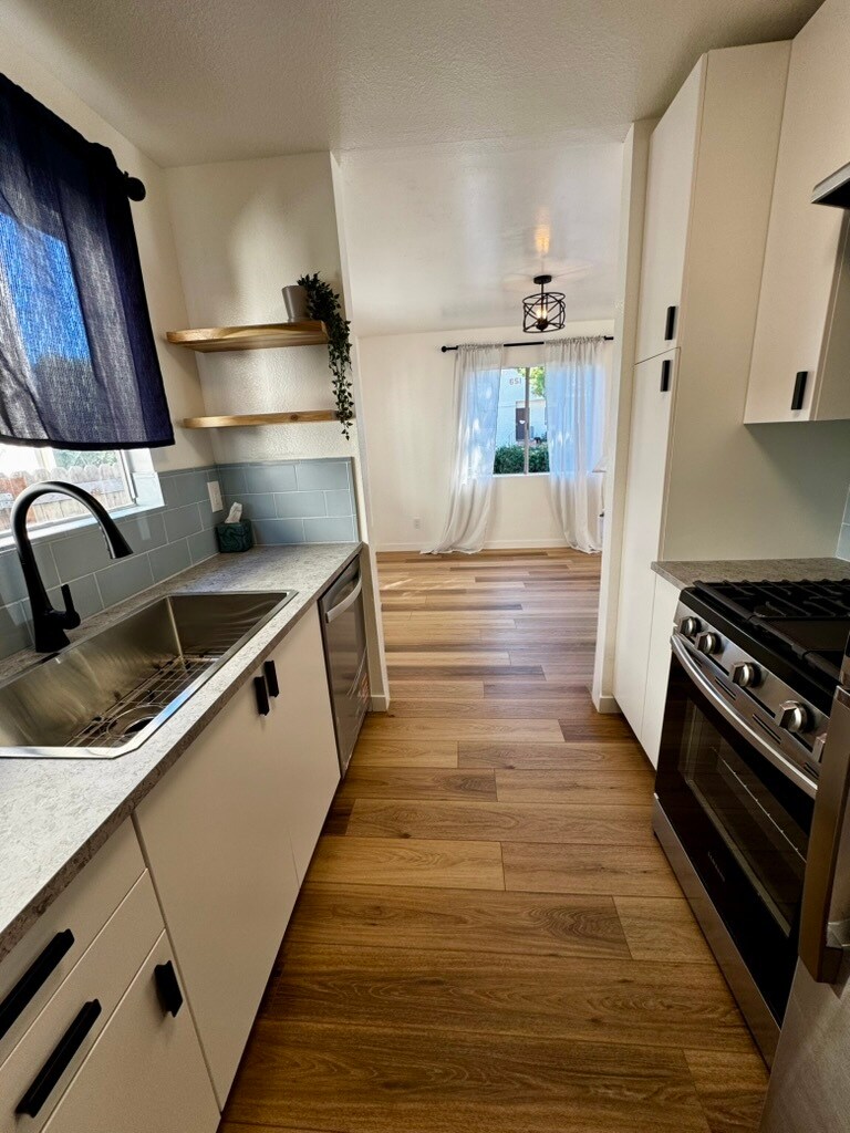 Building Photo - 658 W 23rd St