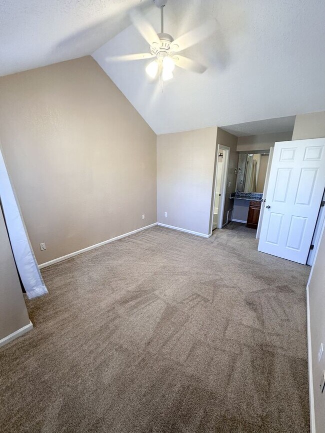 Building Photo - Updated Condo Near Shore Drive