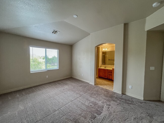 Building Photo - 2156 Summer Home St