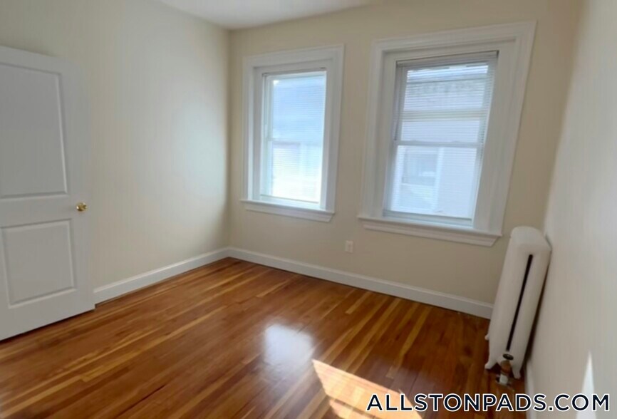 Building Photo - 248 Kelton St