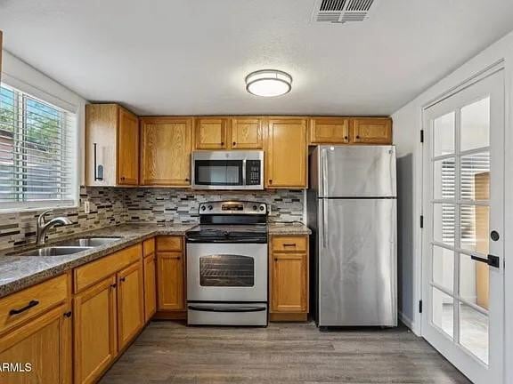 Building Photo - 2118 E Oak St