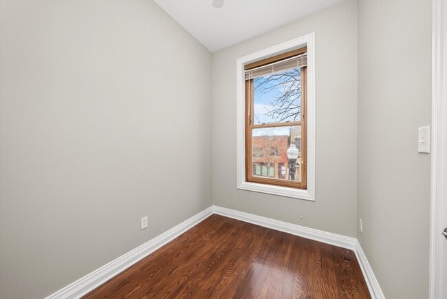 Building Photo - 2420 S Oakley Ave