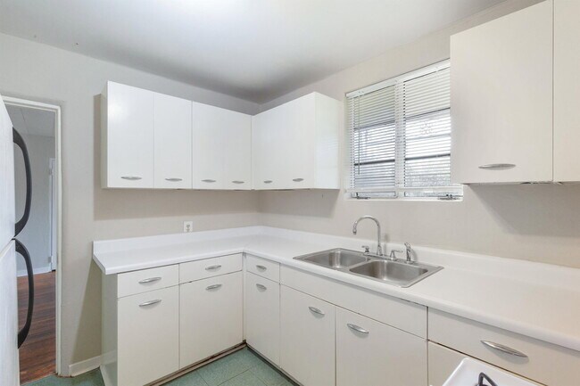 Building Photo - 3809 Maplewood Ave