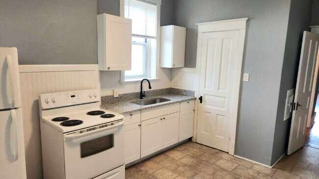 Building Photo - 3721 Iowa Ave